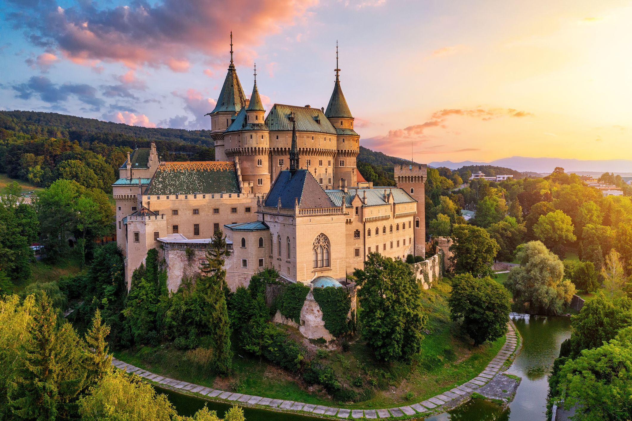 10 Largest Castles in the World